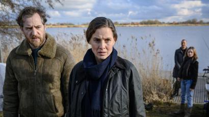 Bild: Michael Ihle/ZDF/dpa
Frank Weller (Tom Radisch) und Ann Kathrin Klaasen (Picco von Groote) ermitteln am Tatort.