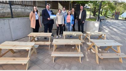 Bild: Norbert Weis
Sie freuen sich für die Kinder: (v. l.) Veronika Schmalzl, Dieter Dehling, Lisa Rupp, Ramona Seubert, Veronika Schlegl, Sabrina Stibbe und Roland Pachner. Die weiteren sechs Sitzmöglichkeiten kommen beim Container der Kita zum Einsatz.