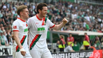 Bild: Carmen Jaspersen/dpa
Der Torschütze und sein Vorbereiter: Augsburgs Anton Kade (l) mit seinem Sturmpartner Michael Gregoritsch.