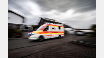 Bild: Boris Roessler/dpa
Auch im Rettungswagen können die Sanitäter dem Mann nicht mehr helfen. (Symbolbild)
