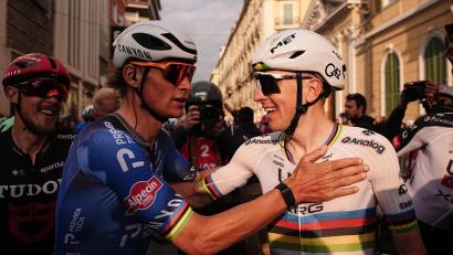 Bild: Marco Alpozzi/LaPresse/AP/dpa
Mathieu van der Poel und Tadej Pogačar: Wer gratuliert am Sonntag wem? (Archivbild)