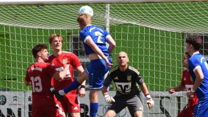 Bild: Gerhard Büttner
Hahnbachs Spielertrainer Bastian Freisinger (links) beobachte, wie Weidens Johannes Rodler aufs Tor köpft. Am Ende spielten beide Teams 1:1. Diese Unentschieden hilft den Hahnbachern mehr im Kampf um Platz zwei in der Bezirksliga Nord.