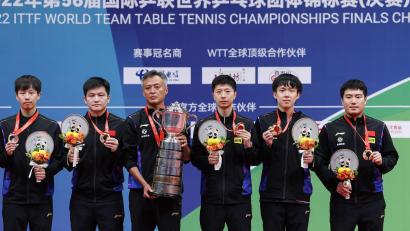 Bild: Jiang Hongjing/XinHua/dpa
Nicht mehr aktiv: Chinas große Tischtennis-Generation mit den Olympiasiegern Fan Zhendong (2.v.l.) und Ma Long (4.v.l.). Das Foto entstand nach dem Sieg bei der Team-WM 2022 in Chengdu im Finale gegen Deutschland.