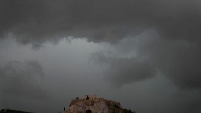 Bild: Thanassis Stavrakis/AP/dpa
Die niedrigen Temperaturen überraschten zahlreiche Touristen, die eigentlich mit frühsommerlichem Wetter gerechnet hatten. (Archivfoto)