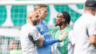 Bild: Daniel Löb/dpa
Emotionen nach dem Derby: Nürnbergs Torwart Jan Reichert und Fürths Torschütze Noel Futkeu im Disput.