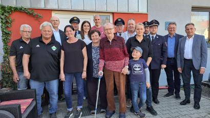 Bild: wel
Neben der Familie kamen zahlreiche Gratulanten zu Reinhold Schindler (Mitte, mit Gattin Lisbeth), unter ihnen auch der neue Bürgermeister Adolf Hammer (Zweiter von rechts).