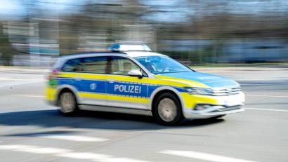 Bild: Sina Schuldt/dpa
Die Beamten waren mit Blaulicht und Martinshorn zu einem Einsatz unterwegs. (Symbolbild)