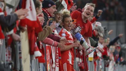 Bild: Karl-Josef Hildenbrand/dpa
Unter Fans: Linda Dallmann bei den Anhängern des FC Bayern.