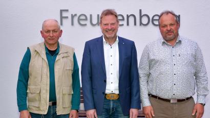 Bild: sche
Dritter Bürgermeister Christian Drexler (rechts) verabschiedet bei der letzten Gemeinderatsitzung Bürgermeister Alwin Märkl (Mitte) und den Zweiten Bürgermeister Franz Weiß (links).