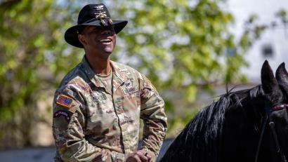 Bild: Sgt. Devin Klecan
US-Oberst Donald Neal Jr. macht auf seinem Pferd bei der Parade in Bělá nad Radbuzou eine gute Figur. Auch den Kommandeur der "2nd Cavalry Division" würde der Abzug aus Vilseck treffen.
