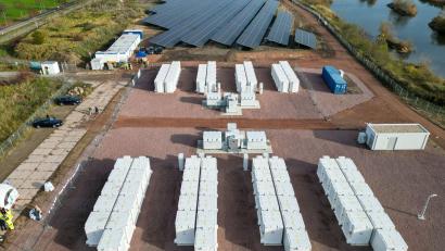 Bild: Jan Woitas/dpa
Batteriespeicher und Solaranlagen ergänzen sich zwar, entwickeln sich aktuell aber in unterschiedliche Richtungen. (Archivbild)