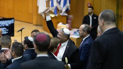 Bild: Itay Cohen/AP/dpa
Israels rechtsextremer Polizeiminister Itamar Ben-Gvir feiert im Parlament die Verabschiedung des umstrittenen Gesetzes zur Einführung der Todesstrafe für Terroristen. (Archivbild)