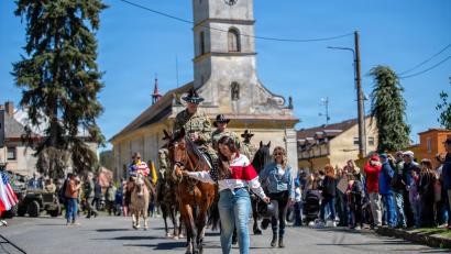 Bild: Sgt. Devin Klecan
Hoch zu Ross erinnern die US-Soldaten an die "Operatin Cowboy" vor 81Jahren. Ob sie im kommenden Jahr an der Parade durch Bělá nad Radbuzou teilnehmen können, steht in den Sternen.