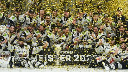 Bild: Florian Wiegand/dpa
Eisbären Berlin bejubeln den Gewinn der Deutschen Meisterschaft