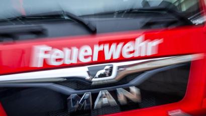 Bild: Jens Büttner/dpa
Feuerwehrleute verschließen schnell das Leck. (Symbolbild)