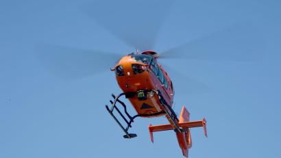Bild: Carsten Rehder/dpa
Ein Rettungshubschrauber bringt die Schwerverletzte ins Krankenhaus. (Symbolbild)