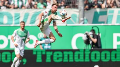 Bild: Daniel Löb/dpa
Voller Einsatz im Derby: Fürths Felix Klaus nimmt den Ball artistisch in der Luft an.