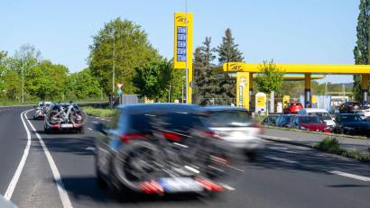Bild: Pia Bayer/dpa
Preisunterschiede je nach Tankstelle sind laut Kartellamt momentan sehr stark (Archivbild)