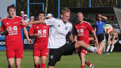 Bild: war
Das vorletzte Heimspiel in der Landesligaserie verlor der Aufsteiger SV Etzenricht gegen den Tabellendritten SpVgg Lam. Vor allem nach der Pause lieferte der SV eine solide Leistung, unser Foto zeigt den durchsetzungsstarken Noah Scheler am Ball.