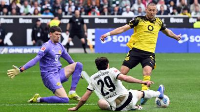 Bild: Federico Gambarini/dpa
BVB-Torwart Gregor Kobel (l) und Waldemat Anton (r) im Duell mit Gladbachs Joe Scally.
