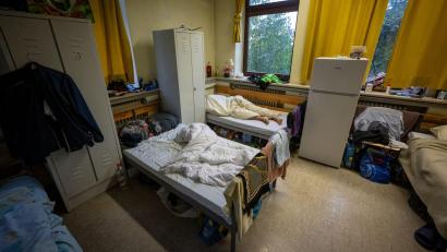 Symbolbild: Peter Kneffel/dpa
Durch die Schließung besonders teurer Unterkünfte will der Freistaat möglichst viel Geld sparen.