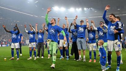 Bild: Bernd Thissen/dpa
Die Mannschaft von Schalke 04 feierte den Aufstieg auf dem Platz.