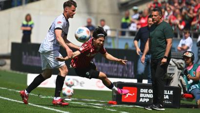 Bild: Swen Pförtner/dpa
Münsters Verteidiger Niko Koulis (l) foult Hannovers Daisuke Yokota.