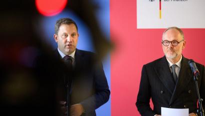Bild: Bernd von Jutrczenka/dpa
IIB-Vorsitzender Christ (r.): Deutschland muss mehr für seine wirtschaftliche Resilienz tun. (Archivbild)