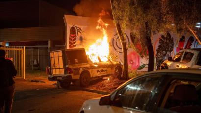 Bild: Rhett Hammerton/AAP Image/AP/dpa
Nach dem Fund der Leiche des Mädchens war es in Alice Springs zu Ausschreitungen gekommen.