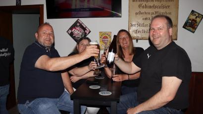 Bild: mfh
Prost Marco (rechts)! Sein Lieblingslied: "Don´t stop believin`" von Journey, ein Stück, das in der Live-Version der Escape-Tour von 1981 besonders überzeugt.