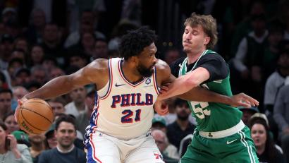 Bild: Jim Davis/AP/dpa
Joel Embiid (links) warf mit den 76ers die Celtics aus den Playoffs.