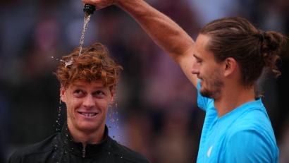 Bild: Manu Fernandez/AP/dpa
Zverev begießt Sinner mit Champagner.
