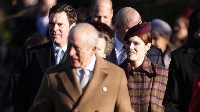 Bild: Aaron Chown/Press Association/dpa
König Charles (Mitte) mit seiner Nichte Prinzessin Eugenie und deren Mann Jack Brooksbank. (Archivbild)