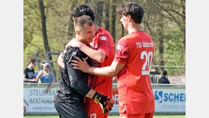 Bild: Gebert
Der TSV Waldershof besiegte den BSC Saas-Bayreuth nach einem 0:2-Pausenrückstand mit 3:2. Hier freuen sich (von links) Torwart Raphael Kuchenreuther, Mickael Gehlert und Jakob Kraupner nach dem Schlusspfiff.