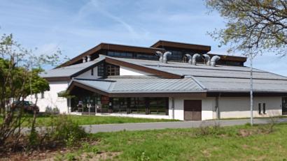 Bild: as
Das Hallenbad in Tirschenreuth ist bereits seit 40 Jahren in Betrieb und dringend sanierungsbedürftig. Der letzte größere Eingriff liegt Jahre zurück: 2015 musste die Deckenkonstruktion aus Sicherheitsgründen erneuert werden.