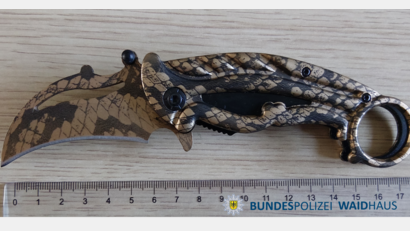 Symbolbild: Bundespolizei
Die Bundespolizeiinspektion Waidhaus beschlagnahmt bei Kontrollen auf der A6 und in Waldsassen zahlreiche verbotene Gegenstände, darunter dieses Messer. Mehrere Verfahren wurden eingeleitet
