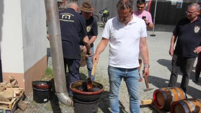 Bild: Konrad Rosner
Das Baumpech wird auf einem Holzofen erhitzt.