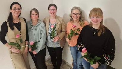 Bild: Sabine Voit
Von links: Corinna Zintl, Kristina Srp und Kristina Knorr bilden die neue Führungsspitze des Frauenbundes in Pirk. Schatzmeisterin ist Jessica Hümmer, Corinna Riedl führt das Schriftwesen.