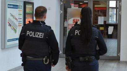 Symbolbild: Bundespolizei
Bundespolizisten kontrollieren am Hauptbahnhof Regensburg einen 18-jährigen Mann und stellen Drogenkonsum fest.