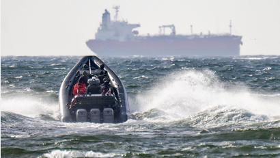 Bild: Johan Nilsson/TT News Agency via AP/dpa
Schon mehrfach in diesem Jahr hat Schweden verdächtige Schiffe gestoppt. Das Bild zeigt einen früheren Vorfall. (Archivbild)