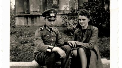Bild: mzi/Archiv Familie Schmidt
Georg Schmidt in seiner Gefreiten-Uniform mit seiner Anni. Die beiden hofften auf ein baldiges Ende und eine gemeinsame Zukunft.