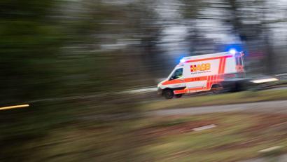 Symbolbild: Julian Stratenschulte/dpa
Zwei Traktorfahrer kamen bei Unfällen in Niederbayern ums Leben.