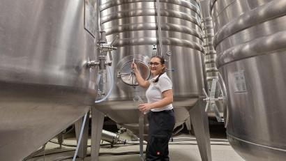 Bild: bl
Franziska Hoffmann bei ihrer Arbeit in der Brauerei Jacob in Bodenwöhr.