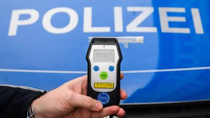 Bild: Julian Stratenschulte/dpa
Der Verdächtige hat laut Polizei den Atemalkoholtest verweigert. (Symbolbild)