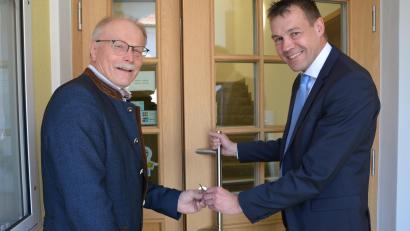 Bild: jr
Die Schlüssel für das Konnersreuther Rathaus hat seit 1. Mai der neue Bürgermeister Andreas Malzer (rechts). Max Bindl gab nach 18 Jahren sein Amt ab.
