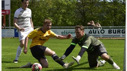 Bild: Hans Mark
Szenen aus dem Spiel TSV Tännesberg II (weiß) gegen die Sportfreunde Weidenthal. Tännesbergs Torwart Fabian Winderl hatte einiges zu tun. Weidenthal vergab zu viele Chancen – und verlor in letzter Sekunde.