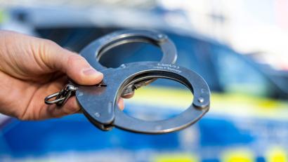 Bild: David Inderlied/dpa
Der Verdächtige stellte sich bei der Polizei. (Symbolbild)