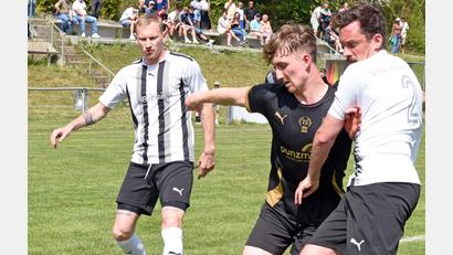 Bild: Gebert
Der FC Tirschenreuth gewann beim VfB Arzberg mit 2:0. Nico Stark (Mitte), der es hier mit zwei Gegenspielern zu tun hat, erzielte beide Treffer.