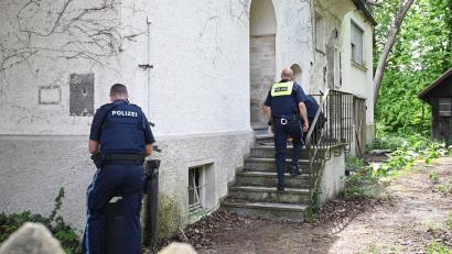 Bild: Stein/swd-medien/dpa
Einsatzkräfte der Polizei ermitteln bei einem leerstehenden Gebäude. Polizisten suchen im Allgäu nach einem Jugendlichen - und finden eine Leiche. Die Beamten vermuten eine tödliche Gewalttat.