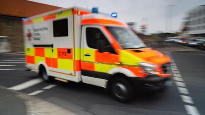 Bild: Nicolas Armer/dpa
Der verletzte Pilot wurde vom Rettungsdienst in ein Krankenhaus gebracht. (Symbolbild)